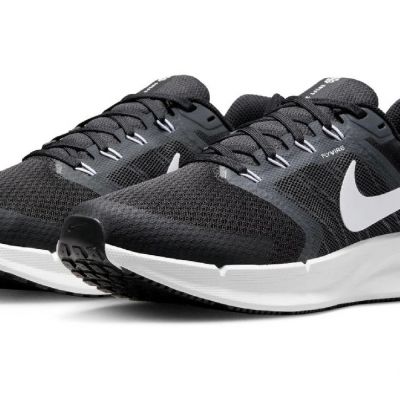 nike-wmns-run-swift-zwart-6